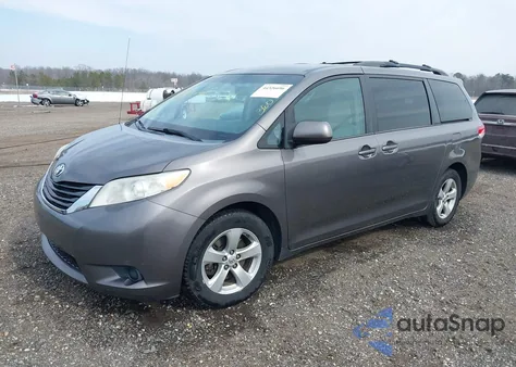 2013 Toyota Sienna Le V6 8 Passenger z USA, uszkodzony, nr VIN 5TDKK3DC7DS324882